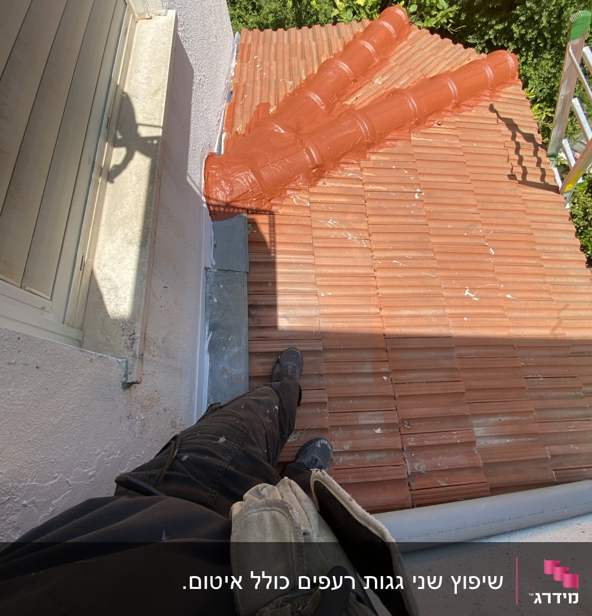 גג רעפים עם צינורות כתומים ועובד על הגג